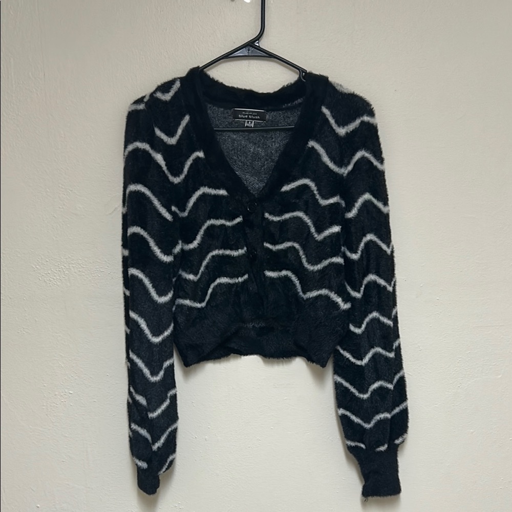 Cropped Black and White Cardigan with Zigzag Pattern